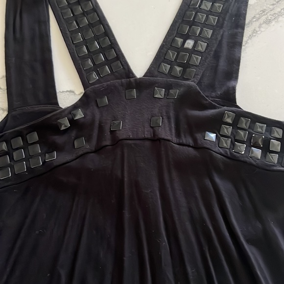 Arden b. And h&m sleeveless shirts! Both have stretch in fabric. Xs - Picture 3 of 6